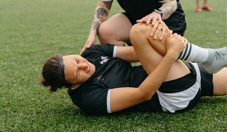 women's sports injury of female football player